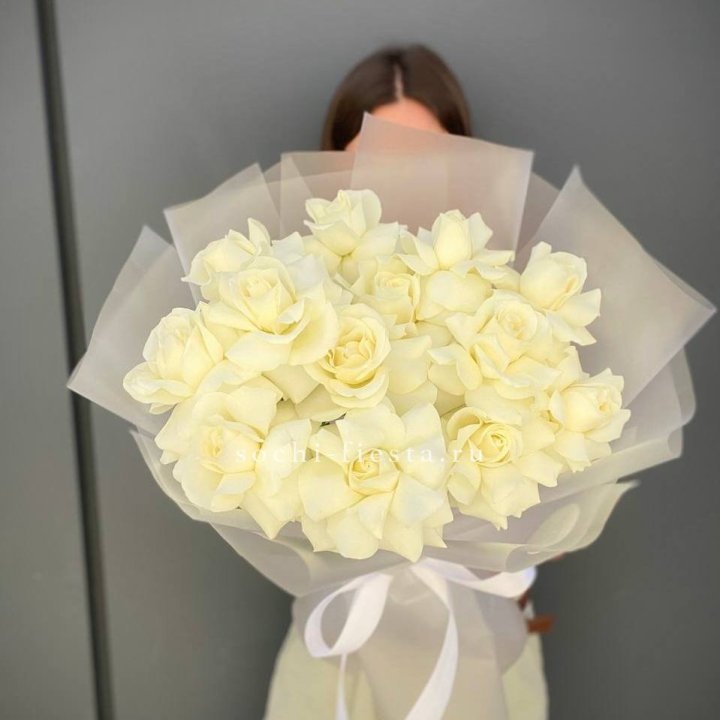 13 белых роз в Омске