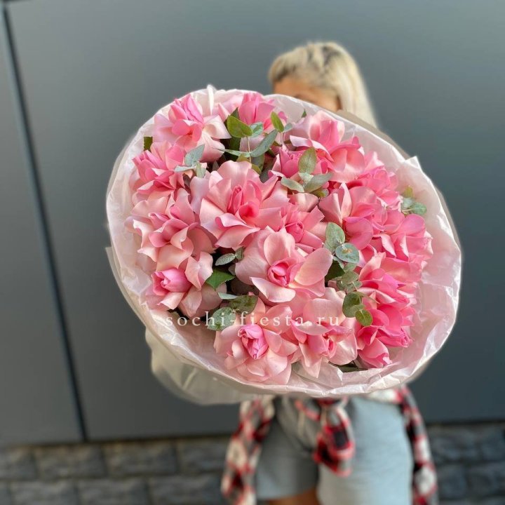 17 розовых роз в Омске