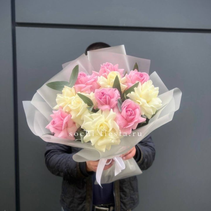 11 бело-розовых роз в Омске