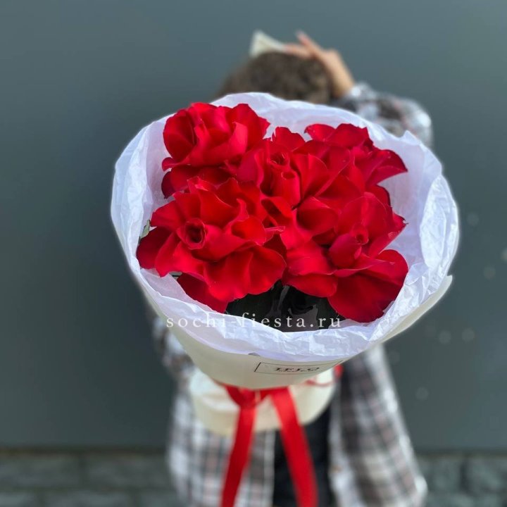 5 французских красных роз в Омске