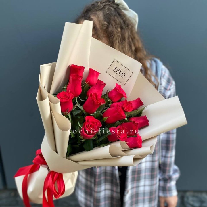 15 красных роз в Омске