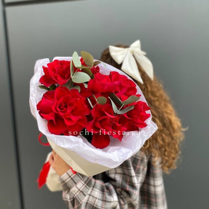 7 красных французских роз в Омске