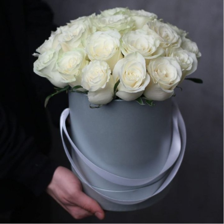 15 белых роз в цилиндре в Омске