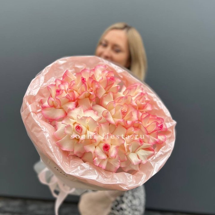 9 французских роз Джумилия в нежном оформлении в Омске