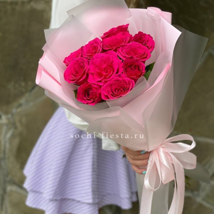 Букет алых роз в Омске