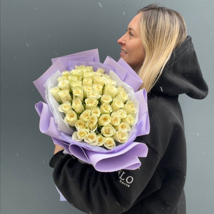 51 белая кенийская роза в оформлении в Омске