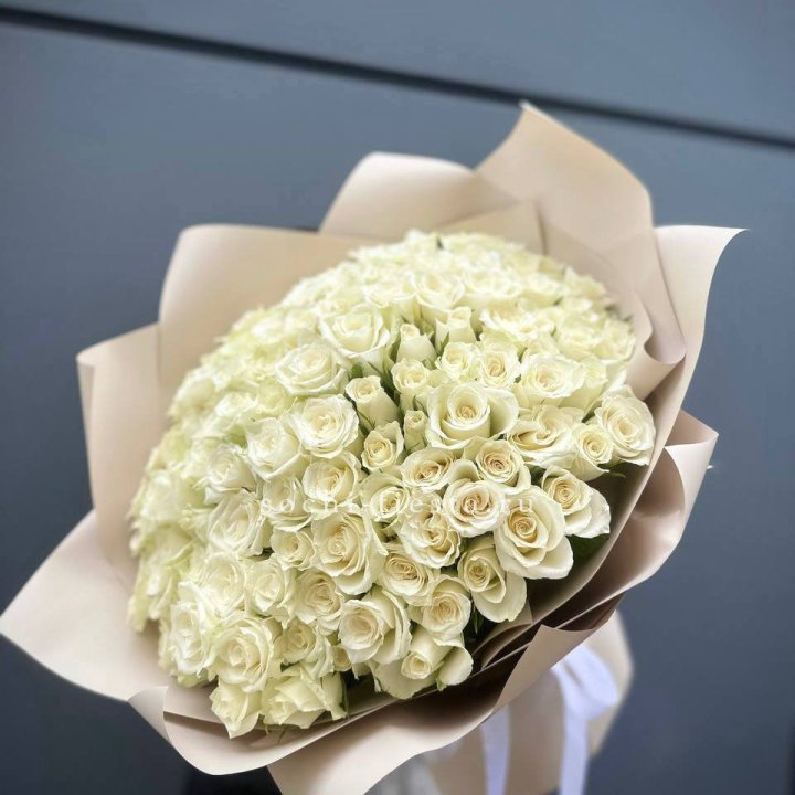 101 белая роза Атена в Омске