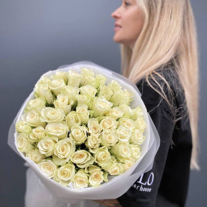 Воздушный букет из 51 белой кенийской розы в Омске