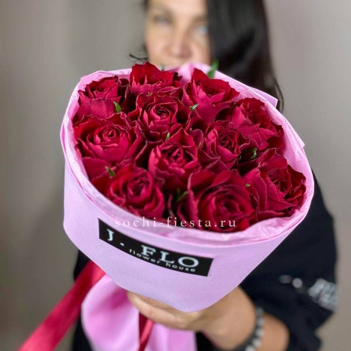 11 красных роз мадам ред в Омске