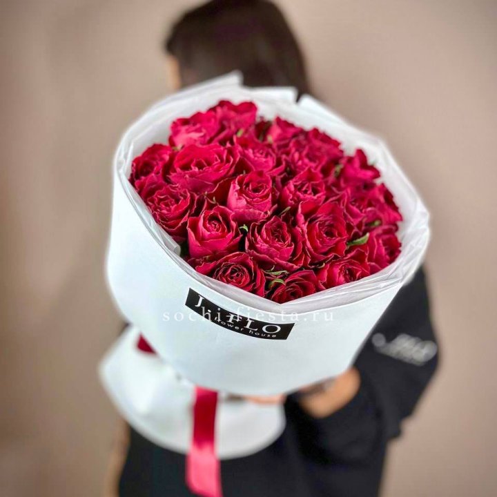 Букет красных роз мадам ред в Омске