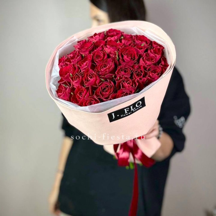 35 кенийских роз в Омске