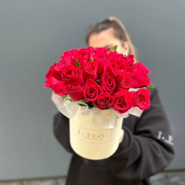 27 кенийских роз в боксе в Омске