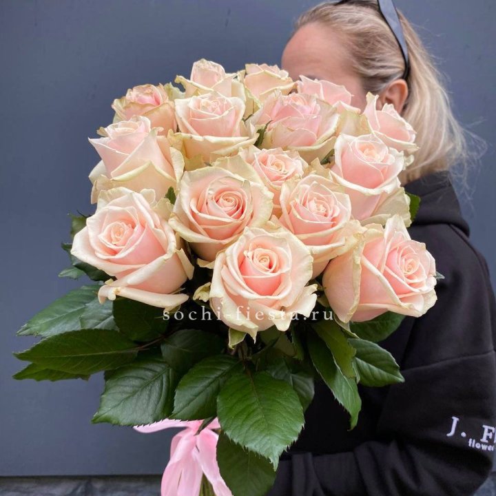 15  кремовых высоких роз в Омске