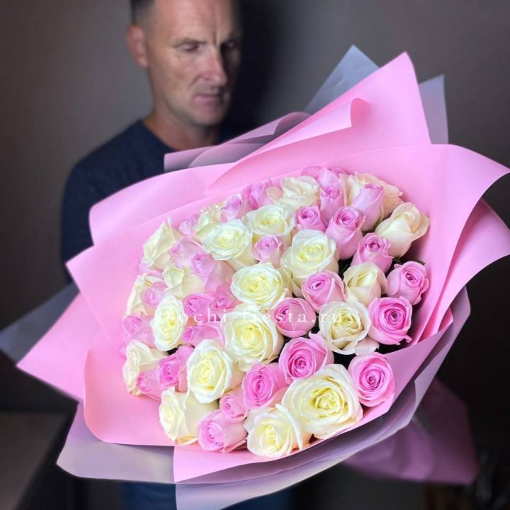 51 белых и розовых роз в Омске