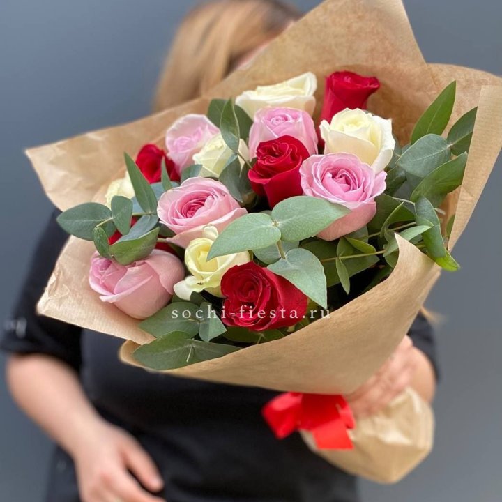 Букет из 15 роз с эвкалиптом в Омске