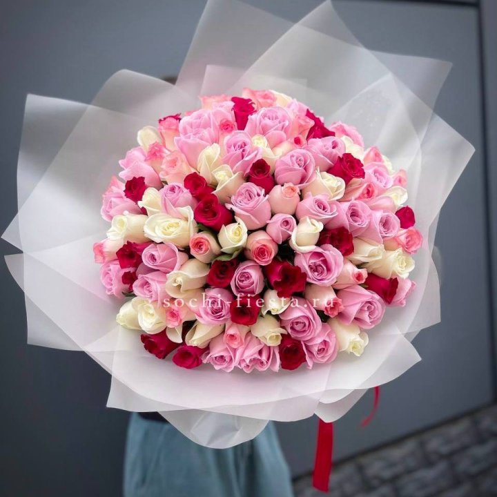 101 разноцветная роза "Карусель" в Омске