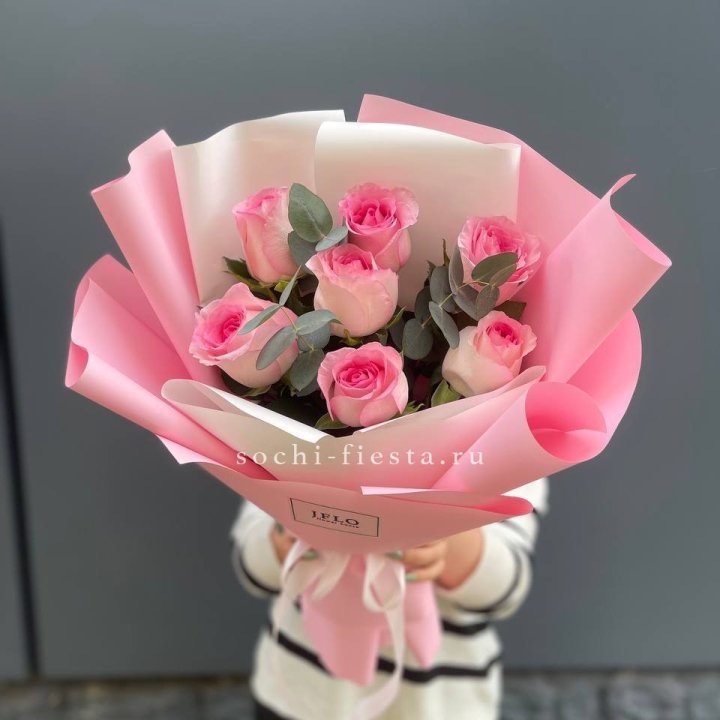 7 роз с эвкалиптом в Омске