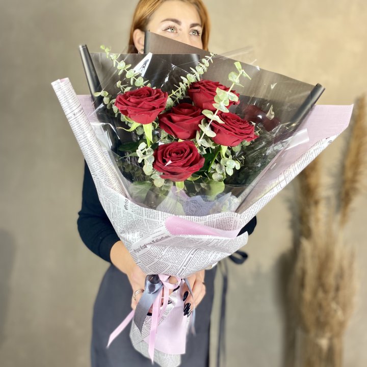 5 красных роз в Омске