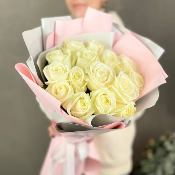 15 белых роз пудра в Омске