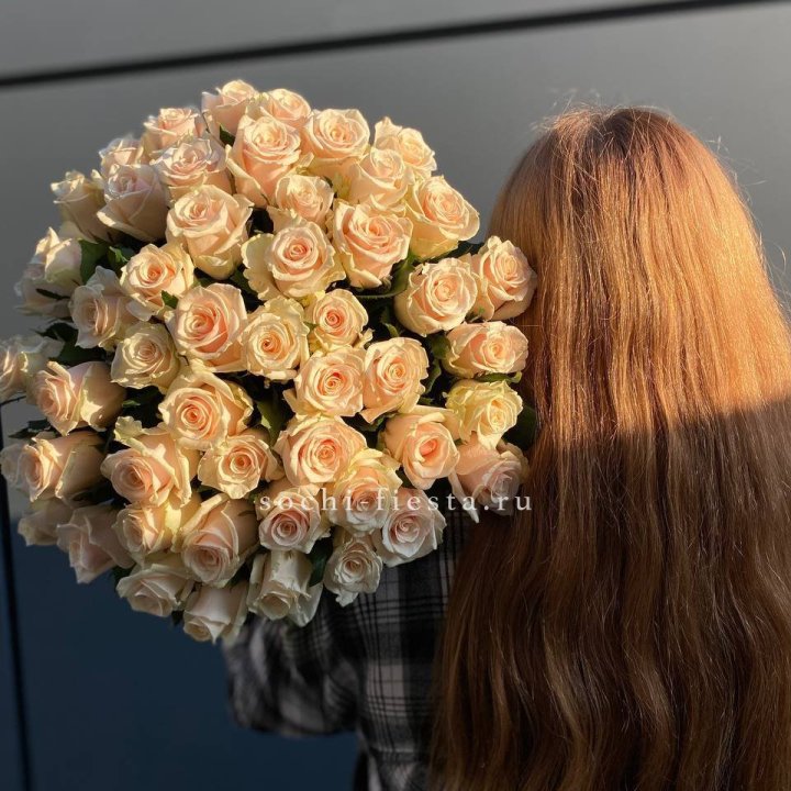 Охапка кремовых роз в Омске