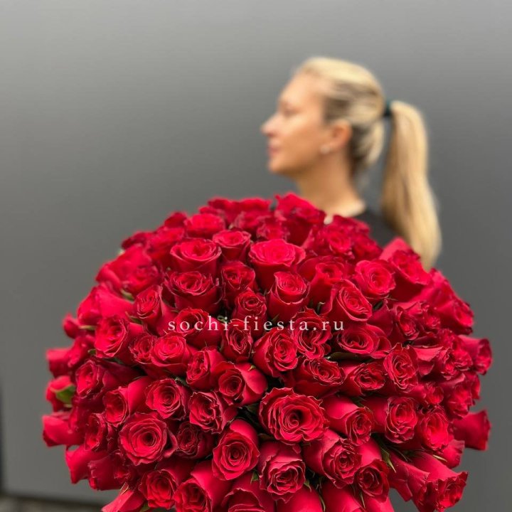 Охапка из 101 красной розы в Омске
