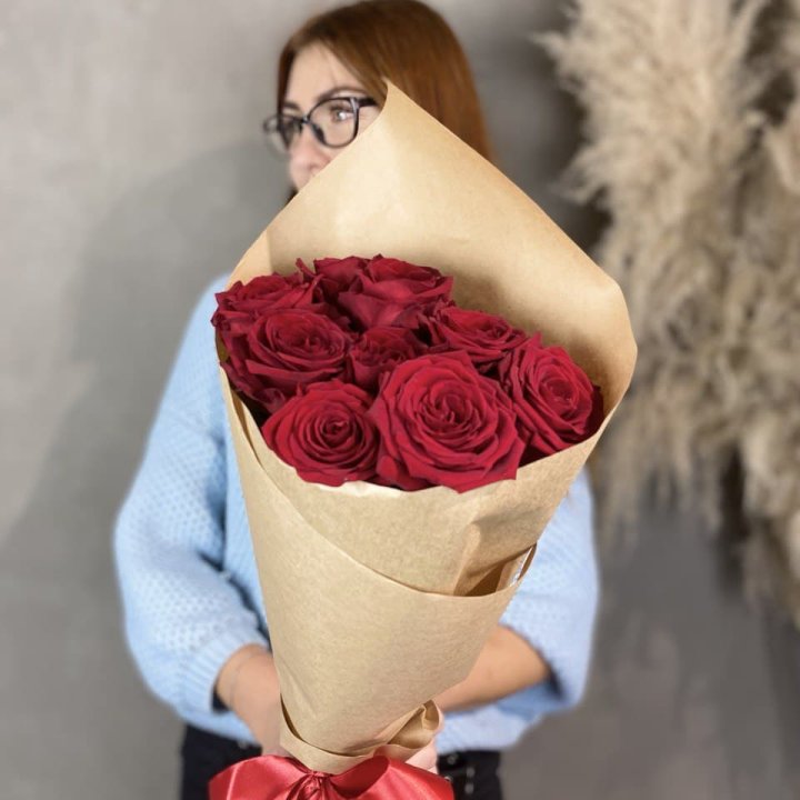 9 красных роз в крафте в Омске