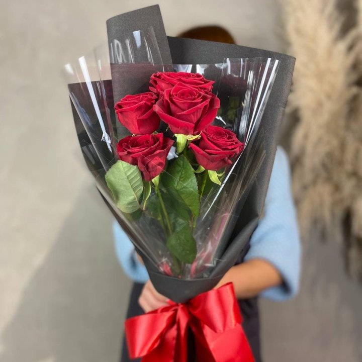 5 роз ред наоми в Омске