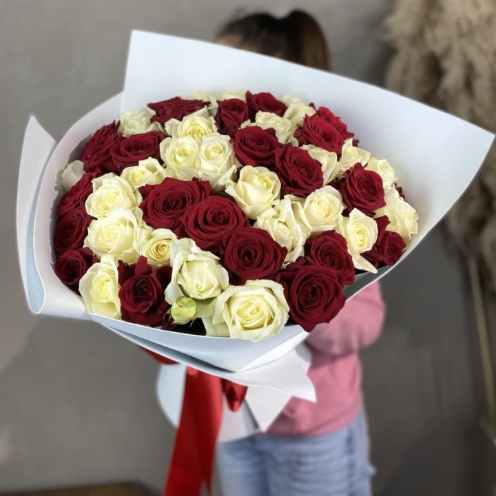 51 красная и белая роза в Омске
