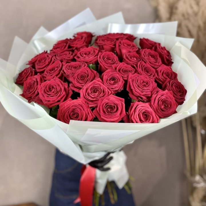 37 красных роз в Омске