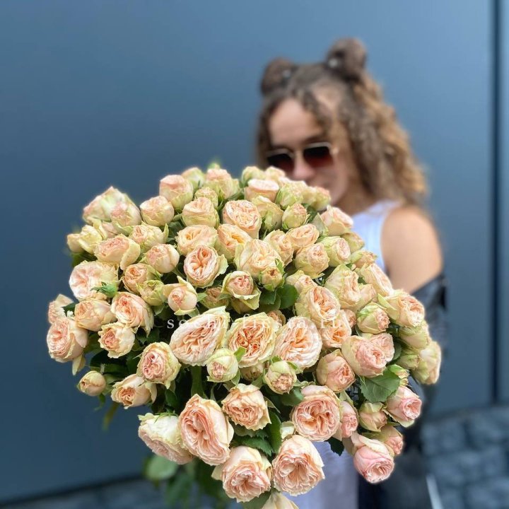 25 пионовидных роз в Омске