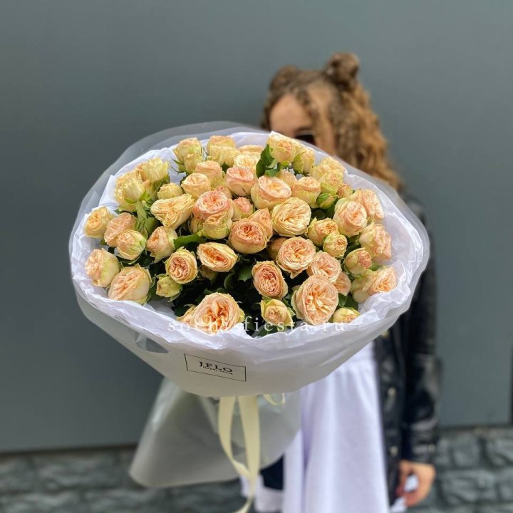 15 пионовидных роз в Омске