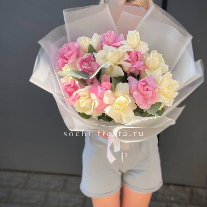 15 бело-розовых роз в Омске