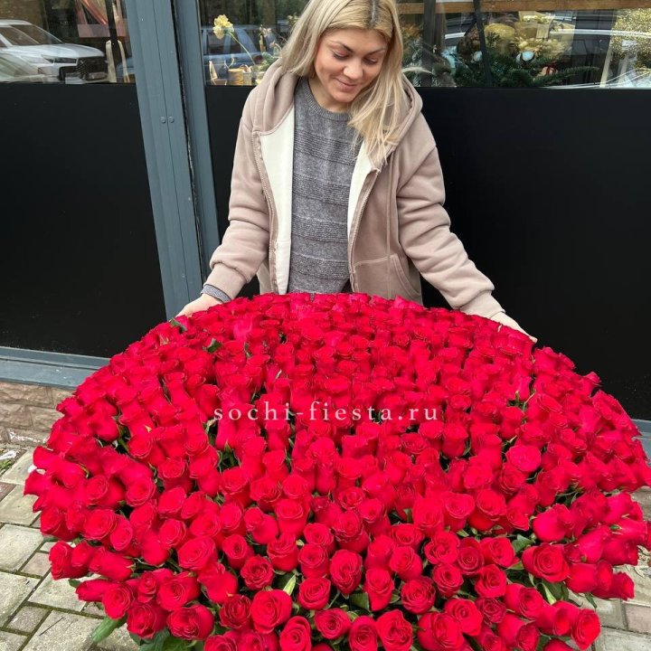 501 красная роза в корзине в Омске