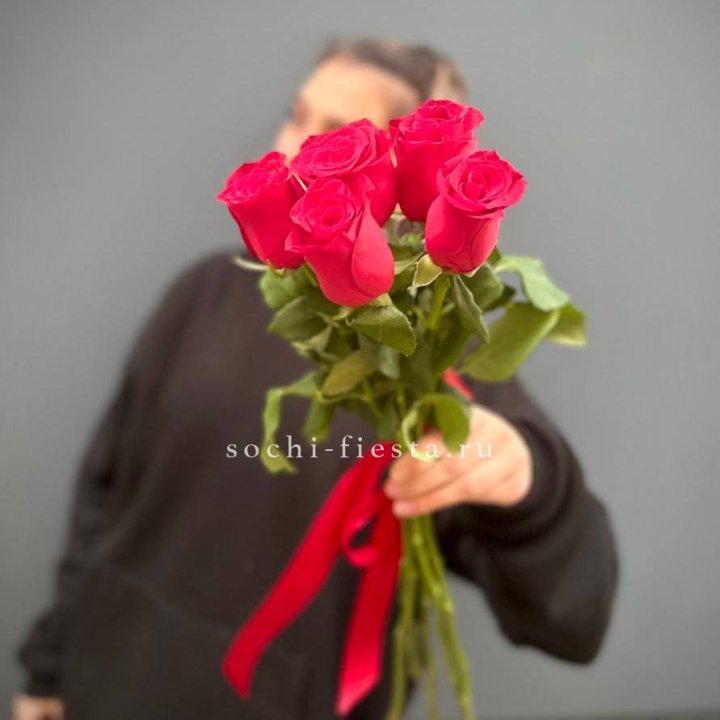 Букет 5 красных роз  в Омске