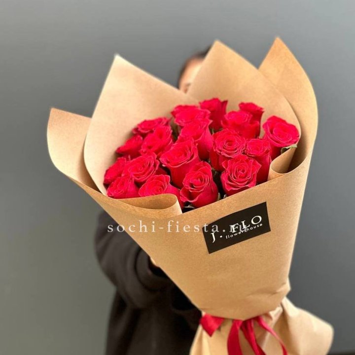 19 красных роз в крафте в Омске