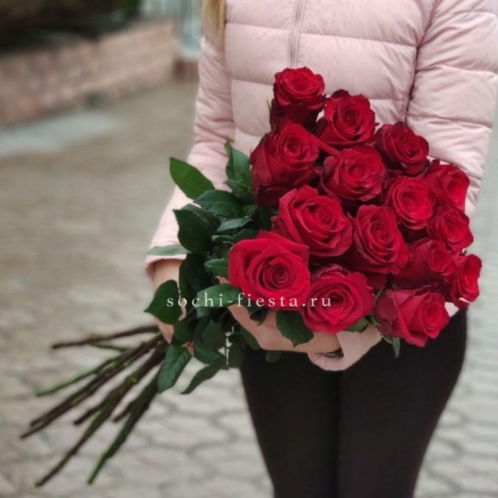 15 высоких красных роз в Омске