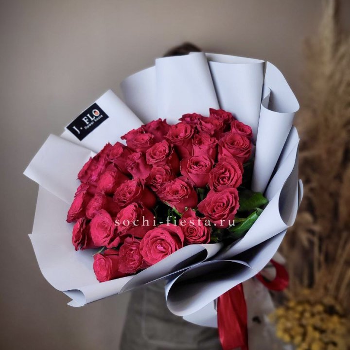 Красные розы 33 шт в Омске