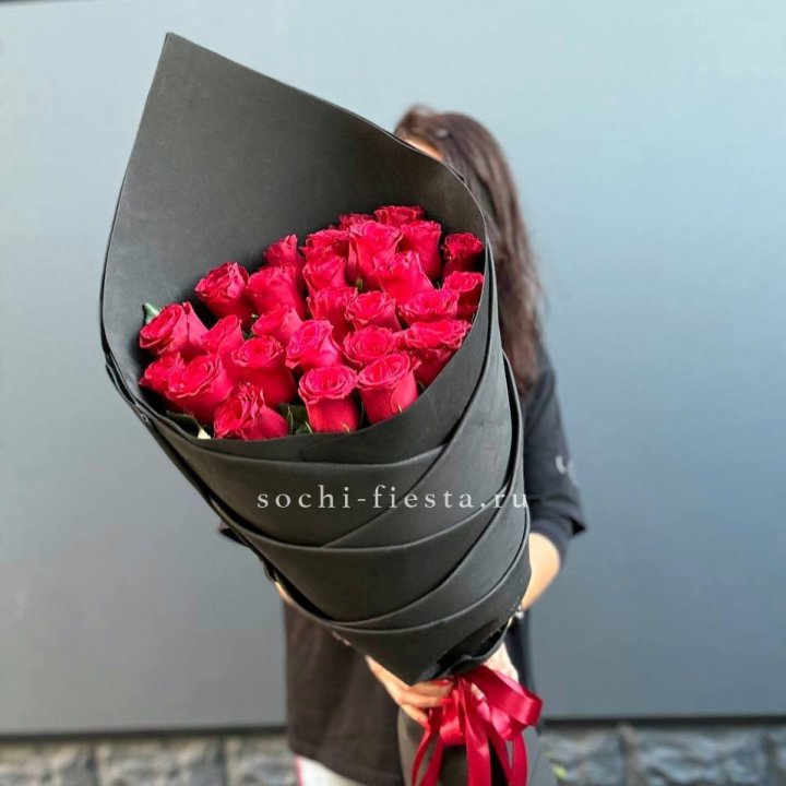 25 высоких красных роз в Омске