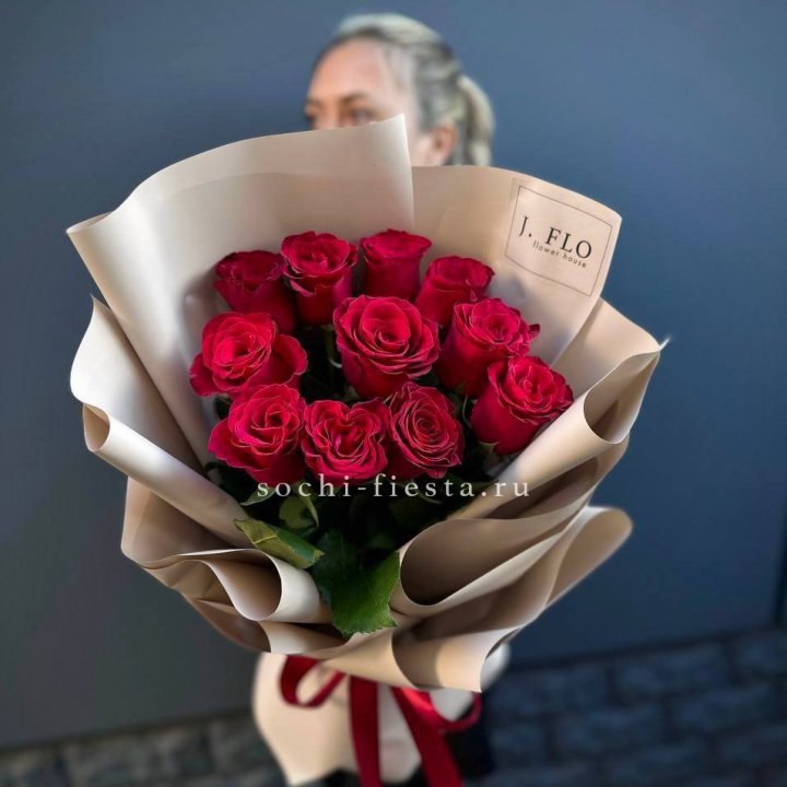 Букет красных роз "Наоми" в Омске