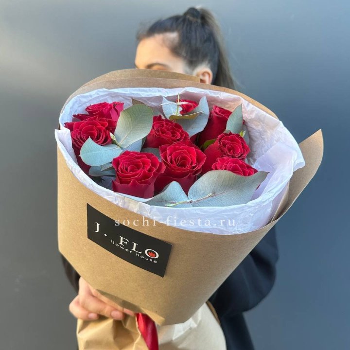 9 роз с эвкалиптом в Омске