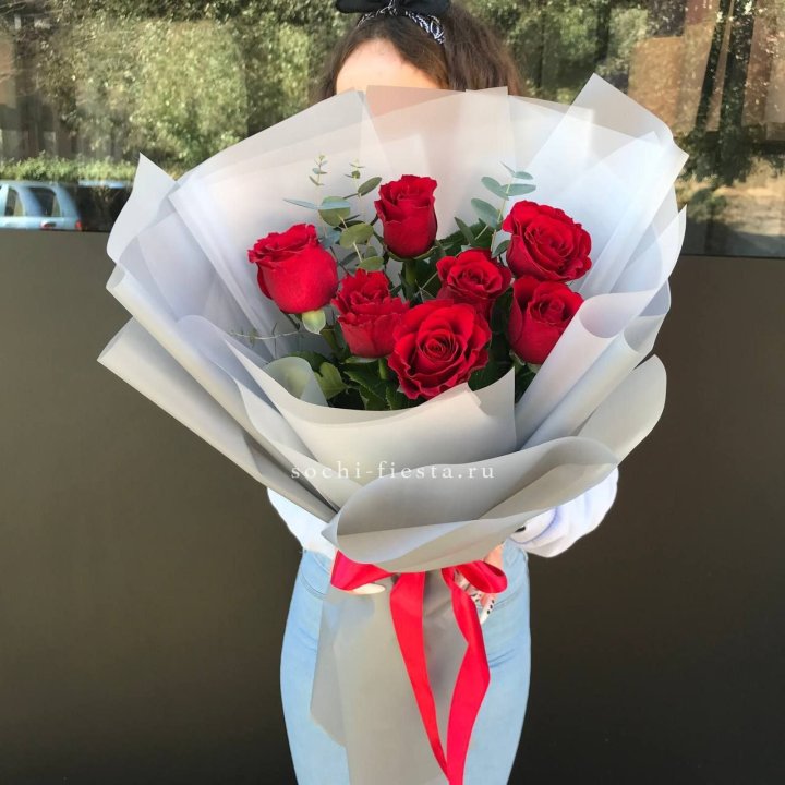7 красных роз с эвкалиптом  в Омске