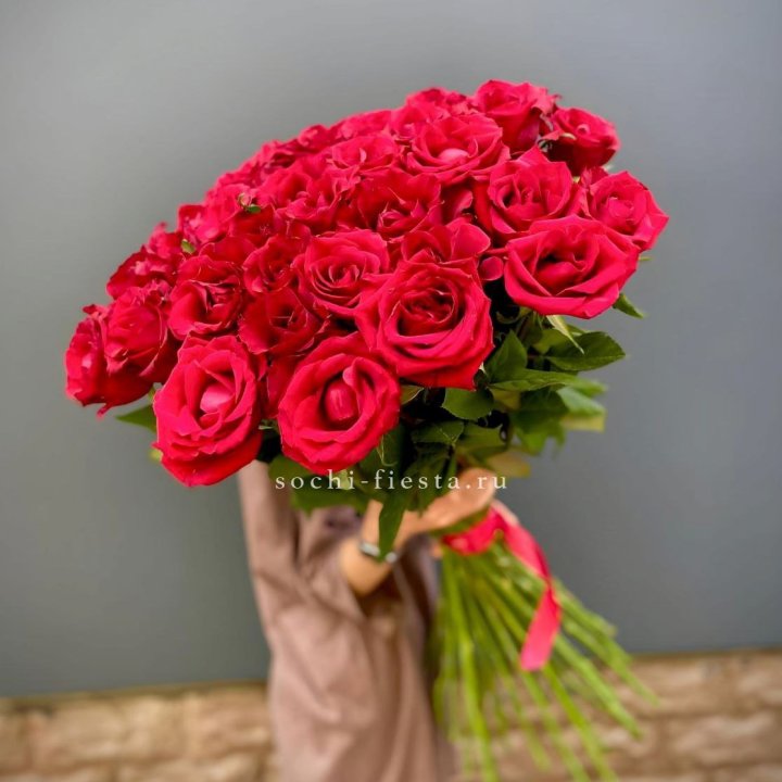 51 высокая красная роза в Омске