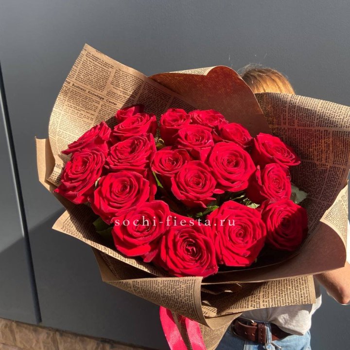 19 красных роз Леди Крафт в Омске