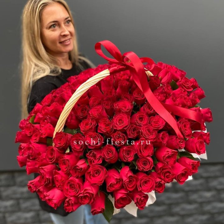 151 красная  роза в корзине в Омске