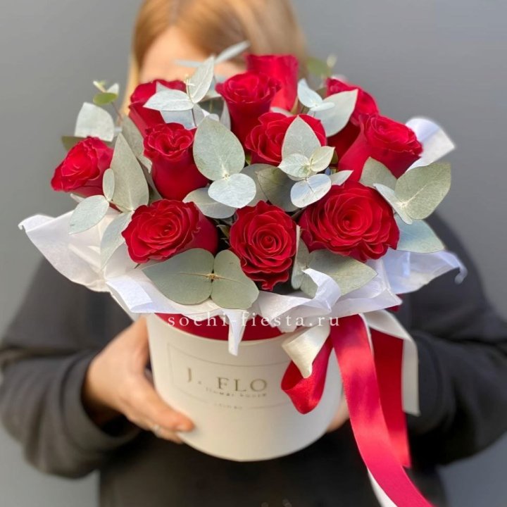 11 роз в шляпной коробке в Омске