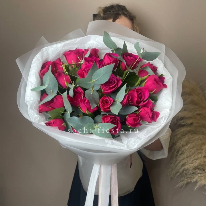 25 малиновых роз с эвкалиптом в Омске