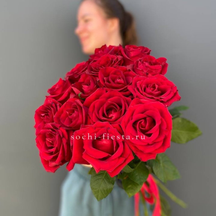 15 красных роз под ленту в Омске