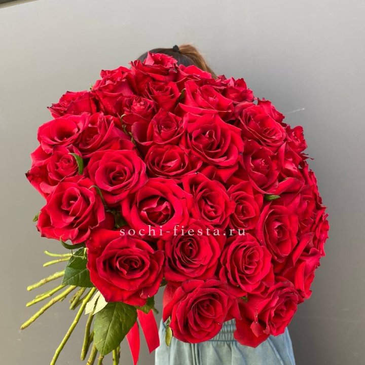 35 красных роз под ленту в Омске
