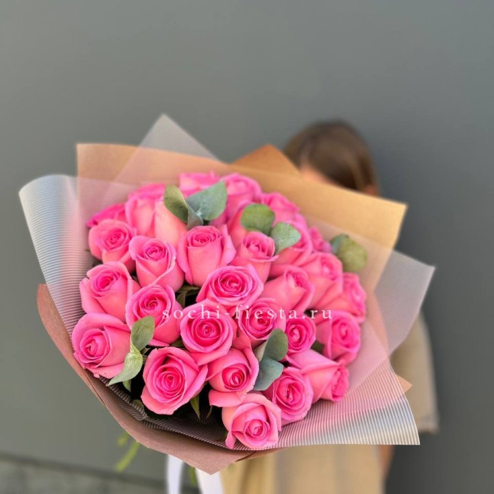 31 розовая роза с эвкалиптом в Омске