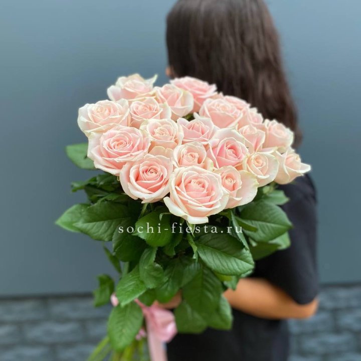 Высокие розовые розы в Омске